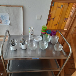 Wagen mit Müslischüsseln