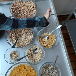 Kind nimmt sich Müsli